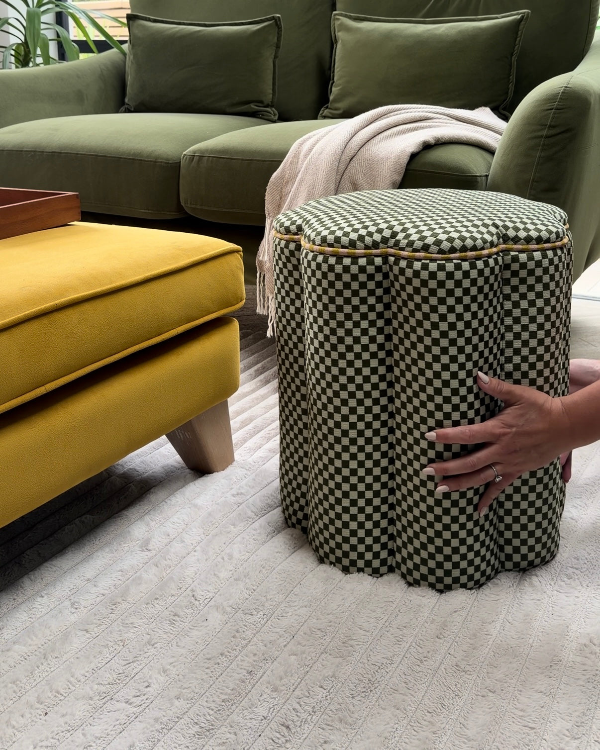THE FLORANCE PETAL SIDE STOOL