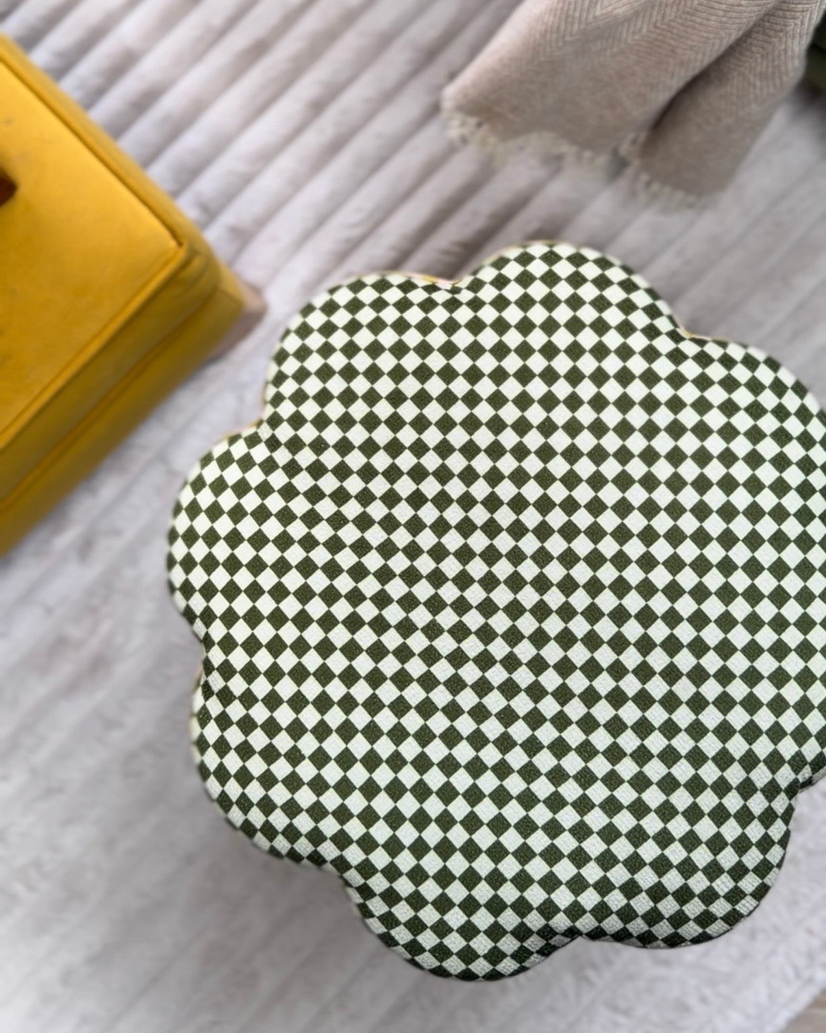THE FLORANCE PETAL SIDE STOOL
